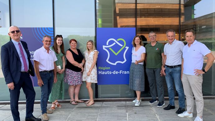 Une partie de l'équipe d'Advitam organisatrice du semi-marathon des coops (devant l'Arena stade de Liévin). De gauche à droite, Jean-Philippe Kerr, DG, Guy Lemoine, resp. RSE, Perrine Bouclet, chargée de com en alternance, Audrey Dambrine, resp. administrative Somme-Escaut, Aurélie Delville, chef de projet, Elise Démaret, dircom, Frédéric Hamez, contrôleur de gestion, Patrick Lardier, resp.OP porcs, et Denis Lepers, directeur appro.