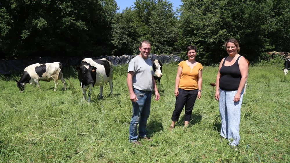 «Nous récoltons l'ensilage au stade où les animaux pâturent, c’est-à-dire quand les graminées sont encore feuillues. Le rendement est limité, en moyenne autour de 2 tonnes de MS/ha et ne dépasse jamais 3 t de MS/ha. », expliquent Céline et Mickaël Moreau, qui entourent Marion Andreau.