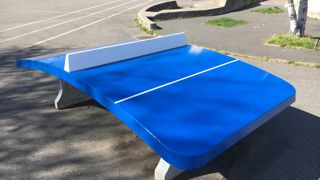 Teqball (ou footvolley) sur table de ping-pong arquée.