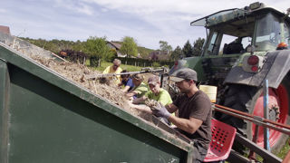 Dans le Doubs, Simon Courbet, producteur de plantes fleuries sur 5 000 m2, a planté avec l’aide de l’Ademe 1,5 ha de miscanthus pour s’affranchir des énergies fossiles. Dans le Doubs, Simon Courbet, producteur de plantes fleuries sur 5 000 m2, a planté avec l’aide de l’Ademe 1,5 ha de miscanthus pour s’affranchir des énergies fossiles.