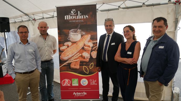 De gauche à droite : Ricard Riu, directeur du pôle agroalimentaire, Jean-François Naudi, président d'Arterris, Philippe Calleja, maire de Saverdun, Leïla Veillon, directrice communication et marketing, et Pascal Levade, président du pôle agroalimentaire, lors de la soirée de lancement d'Arterris Meunerie au moulin de Saverdun (Ariège) jeudi 22 juin.