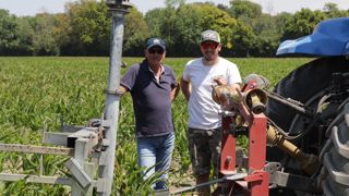 Jean Pierre (à gauche) a réalisé l'interface pour son neveu César, agriculteur en Alsace.