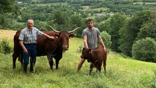 Florian Lemmet et son grand-père Guy perpétue la tradition des sonnailles typiques des troupeaux cantaliens. Florian Lemmet et son grand-père Guy perpétue la tradition des sonnailles typiques des troupeaux cantaliens.