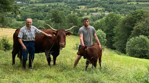 Florian Lemmet et son grand-père Guy perpétue la tradition des sonnailles typiques des troupeaux cantaliens. Florian Lemmet et son grand-père Guy perpétue la tradition des sonnailles typiques des troupeaux cantaliens.