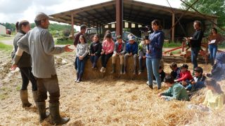 Les écoliers interviewent Jean-Paul Beuste et sa fille Laura, sous l’œil de la caméra.