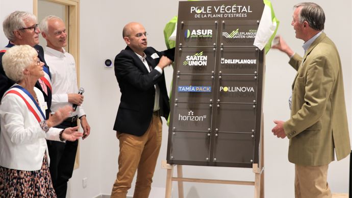 « Le Pôle Végétal de la Plaine d’Estrées regroupe pour le moment sept entreprises », indique Rémi Lefebvre (au micro), directeur général d’Asur Plant Breeding, au côté de Wolf Von Rhade, PDG de Nordsaat et Président d’Asur Plant Breeding.