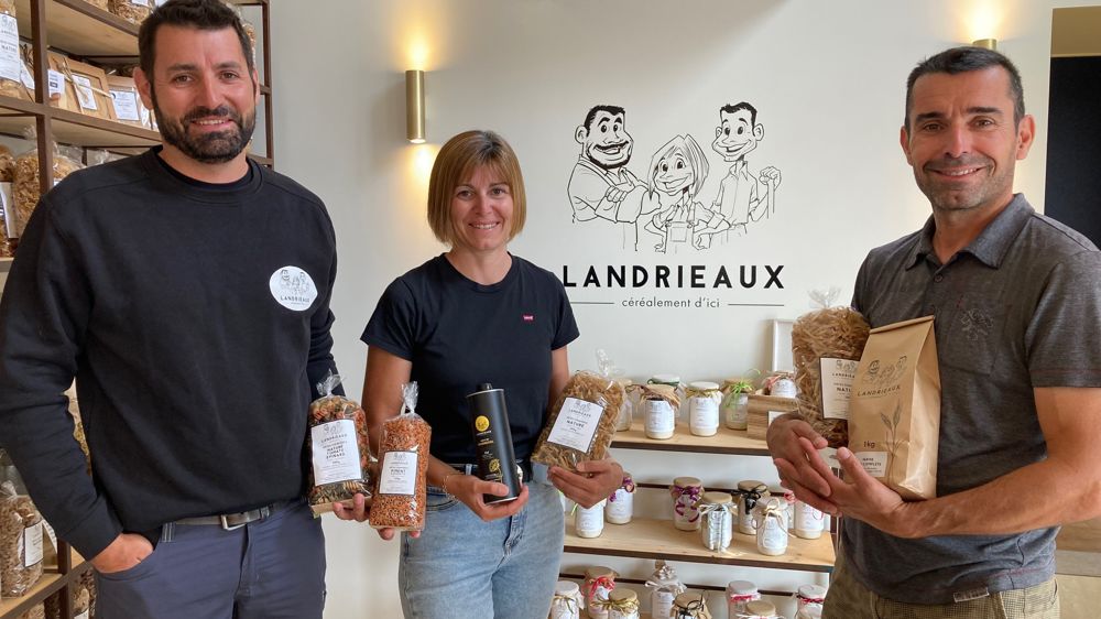 Anthony, Laetitia et Jérémie Landrieaux (de gauche à droite) devant le logo représentant leur fratrie.