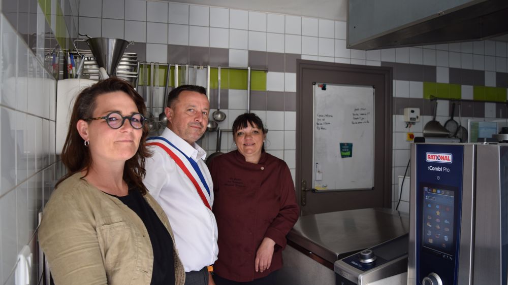 De gauche à droite : Emmanuelle Mounier, Sandro Gendron, maire, et Magalie Drapeau, traiteure.