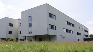 Le bâtiment récent « Campus du végétal », à Beaucouzé (49), n’est pas consacré à l’enseignement mais accueille les chercheurs et enseignants-chercheurs des équipes pionnières de Végépolys Valley. Il a été construit au milieu d’une zone verte labellisée récemment EcoJardin.