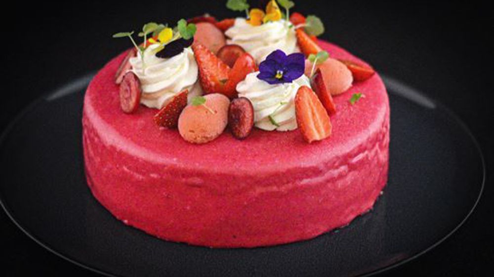 Entremet glacé, fruits rouges et glace au croissant