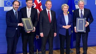 Après quatre ans de négociations, l'Union européenne et la Nouvelle-Zélande ont signé un accord de libre-échange le 9 juillet 2023 à Bruxelles. Après quatre ans de négociations, l'Union européenne et la Nouvelle-Zélande ont signé un accord de libre-échange le 9 juillet 2023 à Bruxelles.