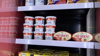Selon Lactalis, en rognant sur ses marges, le groupe maintient deux-tiers de ses produits à un prix de vente unitaire au consommateur sous les 2,5€. Il a augmenté ses ventes de camembert Président de 12%. Selon Lactalis, en rognant sur ses marges, le groupe maintient deux-tiers de ses produits à un prix de vente unitaire au consommateur sous les 2,5€. Il a augmenté ses ventes de camembert Président de 12%.