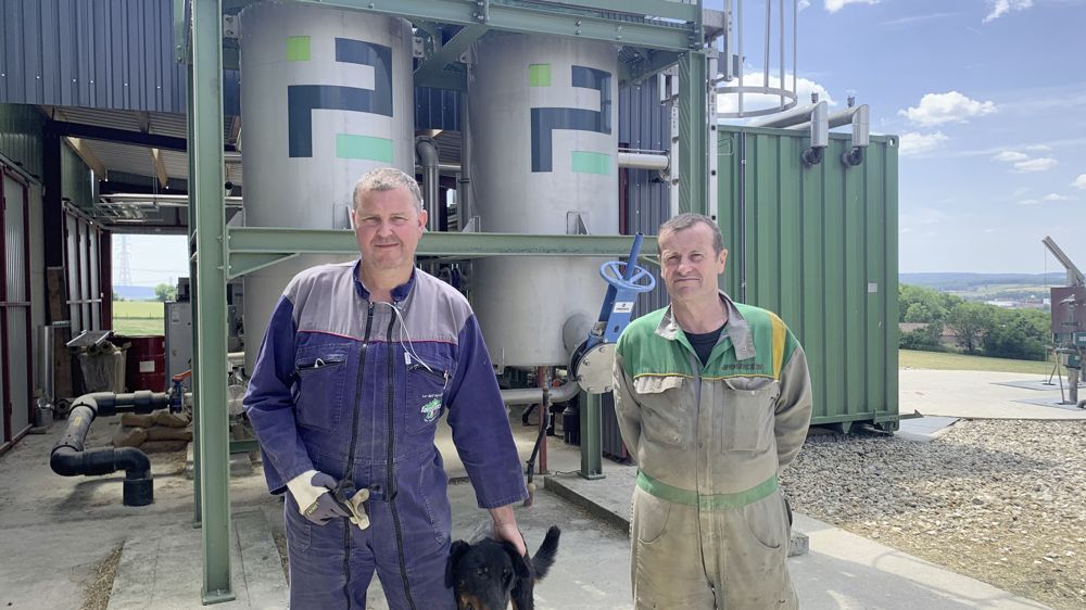 Les associés, Boris Gondouin et Gérald Rouvroy, devant l’unité d’épuration installés sur leur exploitation, à Stenay, dans la Meuse. Les associés, Boris Gondouin et Gérald Rouvroy, devant l’unité d’épuration installés sur leur exploitation, à Stenay, dans la Meuse.