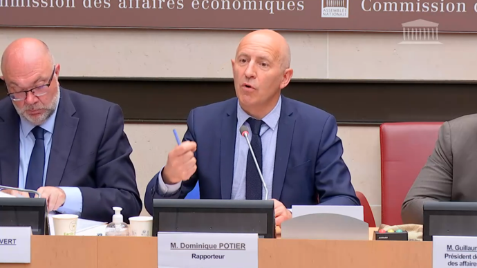 A l'occasion du bilan de la mission parlementaire relative à la séparation du conseil et de la vente des produits phytosanitaires, mercredi 12 juillet, à l'Assemblée nationale, les rapporteurs Stéphane Travert et Dominique Potier (de g. à dr.) ont formulé des propositions pour rénover le dispositif.