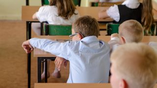 L'allocation de rentrée scolaire (ARS) est destinée aux familles ayant des enfants scolarisés âgés entre 6 et 18 ans. L'allocation de rentrée scolaire (ARS) est destinée aux familles ayant des enfants scolarisés âgés entre 6 et 18 ans.