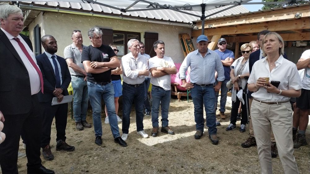 La préfète coordinatrice du plan loup (à droite) a rendu visite aux éleveurs des Alpes-de-Haute-Provence, département le plus impacté par les dégâts des loups.