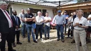 La préfète coordinatrice du plan loup (à droite) a rendu visite aux éleveurs des Alpes-de-Haute-Provence, département le plus impacté par les dégâts des loups. La préfète coordinatrice du plan loup (à droite) a rendu visite aux éleveurs des Alpes-de-Haute-Provence, département le plus impacté par les dégâts des loups.