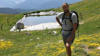 Sur la zone haute de l'alpage de Jalleyt, l'impluvium contient 130 m³ d'eau, ce qui permet à François Blanc de faire pâturer 20 vaches allaitantes pendant 15 jours.