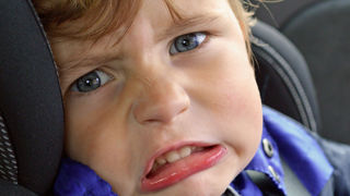 Pour occuper les enfants, dès trois ans, pendant les longs trajets, proposez des jeux rapides et simples.