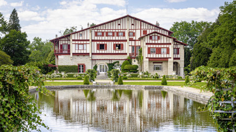 La villa Arnaga était la demeure d'Edmond Rostand à Cambo-les-Bains au Pays basque. La villa Arnaga était la demeure d'Edmond Rostand à Cambo-les-Bains au Pays basque.