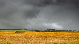 Des orages, localement violents, accompagnés de pluies intenses et de fortes chutes de grêle ont touché certaines régions françaises en juillet 2023. Des orages, localement violents, accompagnés de pluies intenses et de fortes chutes de grêle ont touché certaines régions françaises en juillet 2023.