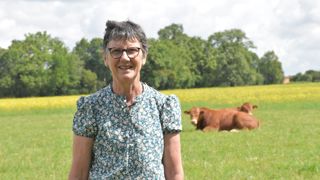 Avec sa créativité, Véronique Pénin défend, avec sa troupe de théâtre Brind’elles, le métier d’agricultrice, dans le sud de l’Indre.