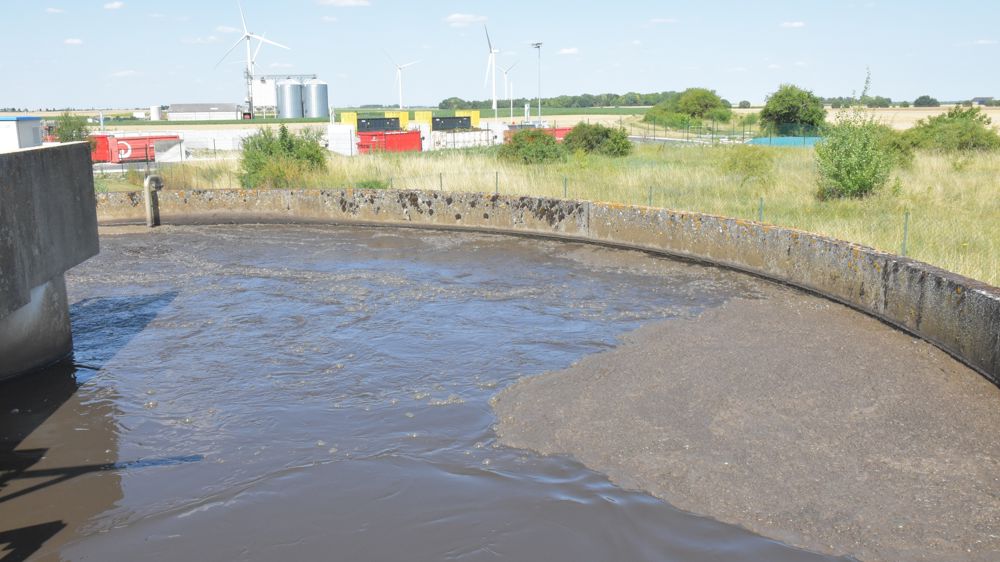 La station de Neuville-aux-Bois (Loiret) traite 600 m3 d’eau par an et les rejette dans la petite rivière nommée la Laye du Nord. Ces eaux pourraient peut-être servir, pour une partie, à l’irrigation.