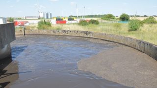La station de Neuville-aux-Bois (Loiret) traite 600 m3 d’eau par an et les rejette dans la petite rivière nommée la Laye du Nord. Ces eaux pourraient peut-être servir, pour une partie, à l’irrigation.