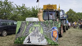 Le 18 août 2023 à Lezay (Deux-Sèvres), le « convoi de l'eau » entame son parcours jusqu'à Orléans. Le 18 août 2023 à Lezay (Deux-Sèvres), le « convoi de l'eau » entame son parcours jusqu'à Orléans.
