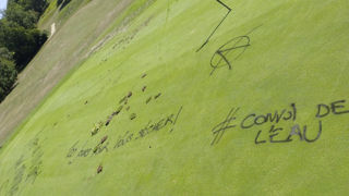 Une enquête a été ouverte après des dégradations dans un golf de la Vienne en marge du Convoi de l'eau, acte qui ne relève pas du cortège selon ses organisateurs. Une enquête a été ouverte après des dégradations dans un golf de la Vienne en marge du Convoi de l'eau, acte qui ne relève pas du cortège selon ses organisateurs.