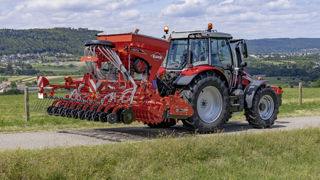 Le semoir Kuhn Venta 330 travaille sur une largeur de 3 mètres. Le semoir Kuhn Venta 330 travaille sur une largeur de 3 mètres.