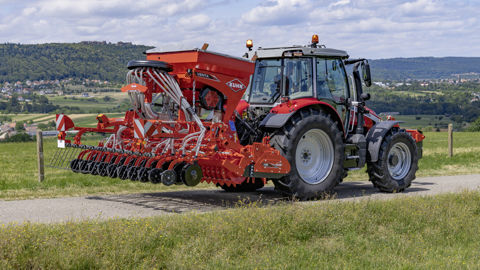 Le semoir Kuhn Venta 330 travaille sur une largeur de 3 mètres.