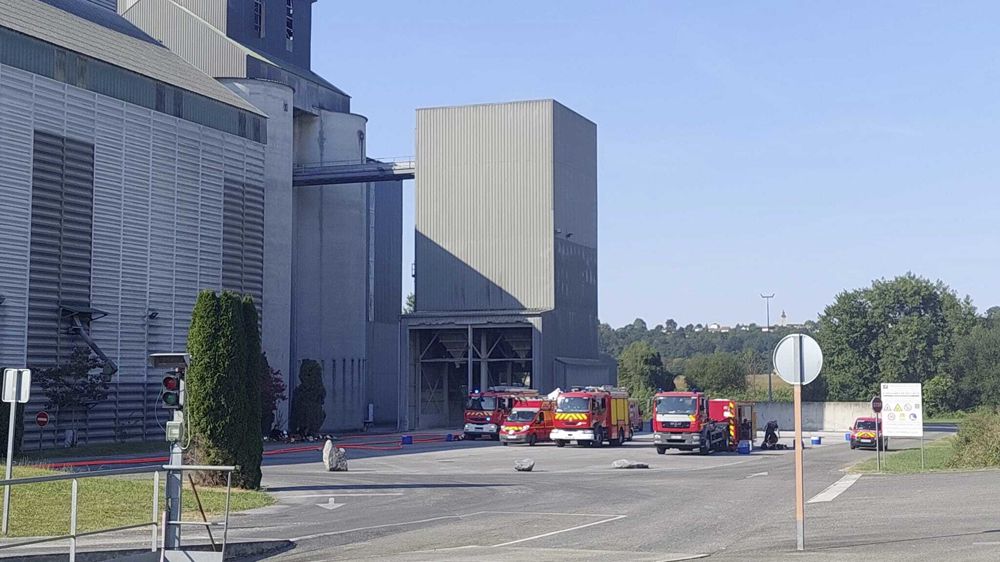Le feu s'est déclaré à la suite d'une explosion dans la tour de manutention du silo de Lur Berri à Andoins (Pyrénées-Atlantiques).