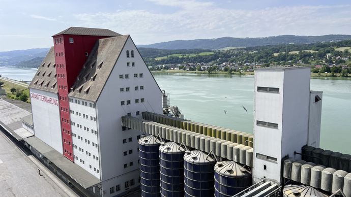 La position sur le Danube constitue un avantage incontestable pour l’approvisionnement des usines de Pöchlarn (ici en photo) et d’Aschach.