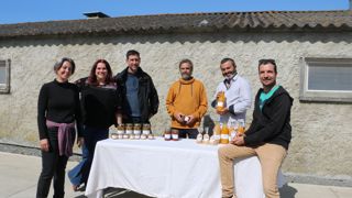 Le groupe de producteurs, dont Mickaël Berthelot (3e en partant de la gauche) et les artisans qui ont créé la conserverie devant un échantillon les produits transformés sur place.