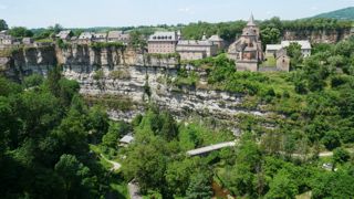 Le canyon de Bozouls, dit « trou de Bozouls », dans l'Aveyron, est impressionnant, aussi bien vu d'en haut que vu d'en bas.