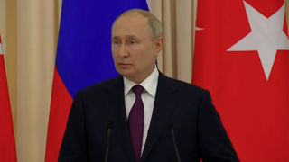 Vladimir Poutine refuse de relancer l'accord sur les exportations de céréales ukrainiennes via la mer Noire tant que ses conditions ne sont pas remplies. Vladimir Poutine refuse de relancer l'accord sur les exportations de céréales ukrainiennes via la mer Noire tant que ses conditions ne sont pas remplies.