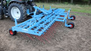 Lemken profitedu changement de couleur pour lancer sa herse-étrille.