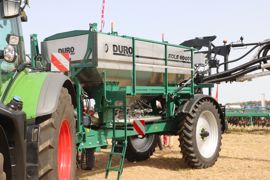 Le distributeur traîné Eole 6000 T peut avoir une contenance de 6 000 à 10 000 litres. Il peut recevoir plusieurs types d'outils à l'arrière.