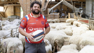 Pilier du Rugby Club de Digne, Étienne Debayle passe le flambeau aux jeunes joueurs. Pilier du Rugby Club de Digne, Étienne Debayle passe le flambeau aux jeunes joueurs.