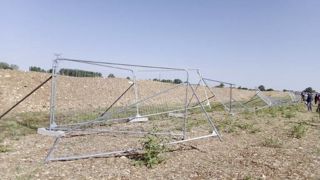La préfète des Deux-Sèvres, la FNSEA 79 et JA 79 ont condamné des « dégradations » autour du chantier d'une bassine à Priaires. La préfète des Deux-Sèvres, la FNSEA 79 et JA 79 ont condamné des « dégradations » autour du chantier d'une bassine à Priaires.