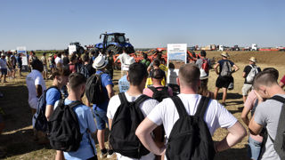 Les nombreux visiteurs ont suivi avec attention les démonstrations de matériels sur Innov-Agri 2023.