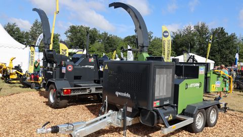 Le broyeur WoodStorm 30.50 (branches de 30 cm, moteur de 99 ch) au premier plan et le WoodStorm 30.70 (branches de 30 cm, 122 ou 173 ch) au second plan.