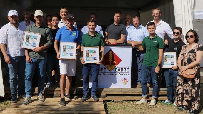 L’ensemble des lauréats et des partenaires de la deuxième édition du challenge Négoce-up', autour du duo « start-up/négociant » vainqueur, Patrick Geliot, directeur, et Jean-Louis Moréac, responsable technique de Via Végétale (en vert au milieu et 4e en partant de la gauche) et Gaël Leplatre, directeur adjoint des Ets Leplatre (5e en partant de la gauche).