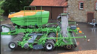 Le semoir Cirrus 9004-2C d'Amazone est équipé d'une tête de distribution dotée d'une coupure individuelle de rang.