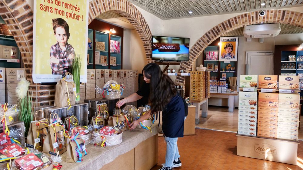 Présentes en grande surface, les spécialités de la biscuiterie Mistral sont également vendues depuis 2014 dans cinq boutiques de la région Bourgogne-Franche-Comté. Présentes en grande surface, les spécialités de la biscuiterie Mistral sont également vendues depuis 2014 dans cinq boutiques de la région Bourgogne-Franche-Comté.