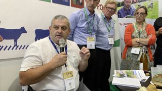 Au Space, Stéphane Joandel (à gauche) présente le plaidoyer de la FNPL, qui rappelle les bienfaits de la production laitière, accompagné par Thierry Roquefeuil (FNPL), Daniel Perrin (FNPL) et Marie-Andrée Luherne (FNPL Bretagne).