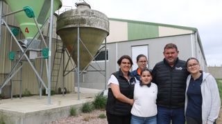 « Nous avons un autre regard sur nos animaux lorsqu'ils sont en liberté », estiment Estelle et Jean-Charles Briot, entourés de leurs filles.