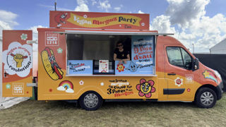Présente pour la première fois à la Fête de l'Humanité, l'association L214 tenait un food-truck où elle vendait des merguez vegan. Présente pour la première fois à la Fête de l'Humanité, l'association L214 tenait un food-truck où elle vendait des merguez vegan.