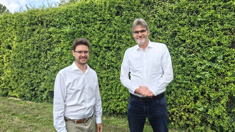 Julien Perreve-Genet, de Fertil (à gauche sur la photo), et Arjan van der Snoek, directeur général des ventes de Jiffy Group, sont deux des trois signataires d’une tribune en faveur d’un usage moindre du plastique en horticulture, publiée en septembre par le quotidien économique "Les Echos". Julien Perreve-Genet, de Fertil (à gauche sur la photo), et Arjan van der Snoek, directeur général des ventes de Jiffy Group, sont deux des trois signataires d’une tribune en faveur d’un usage moindre du plastique en horticulture, publiée en septembre par le quotidien économique "Les Echos".